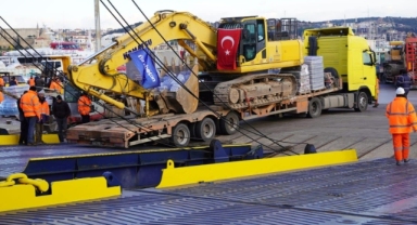 İzmir Büyükşehir Belediyesi’nin iş makineleri ve operatörleri Antakya’da