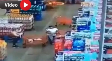 Kasada sıra bekleyen adam kendisine çarpan kadına alışveriş arabasını böyle fırlattı