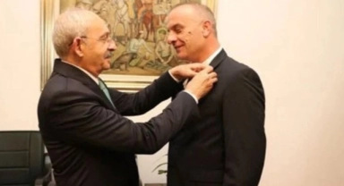 MHP'den CHP'ye geçti: Kılıçdaroğlu rozetini taktı