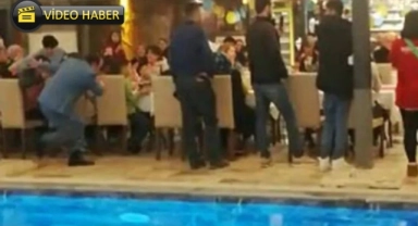 Mustafa Keser depremzedelere moral gecesinde havuza düştü!
