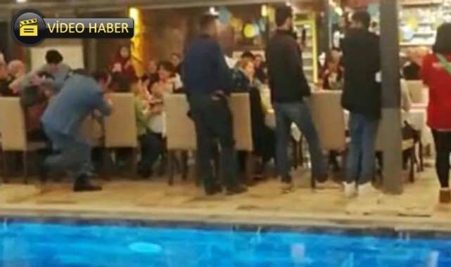 Mustafa Keser depremzedelere moral gecesinde havuza düştü!