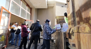 Narlıdere’den deprem bölgesine sevkiyat sürüyor