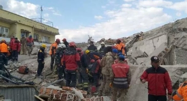 Osmaniye'de artçı deprem: 4 katlı bina yıkıldı