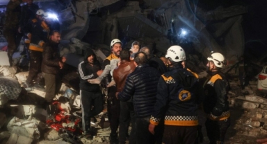 Suriye'de deprem yüzünden en az 427 kişi öldü