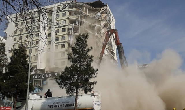 Tepki çekmişti...  Hayvanların mahsur kaldığı iş merkezinde yıkım durduruldu