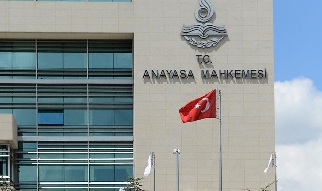 AYM, cumhurbaşkanı yardımcıları ve bakanların görev süresinde emekli ve yaşlılık aylığı alamayacaklarına karar verdi