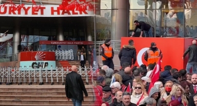CHP Genel Merkezi önünde hazırlık: CHP logosu Türk bayrağı ile kapatıldı