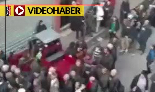 Dernek yardımında izdiham: Vatandaşlar ezilme tehlikesi yaşadı