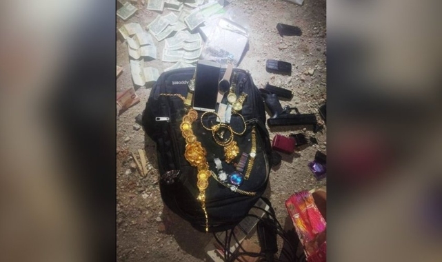 Hatay'da bir komiser yardımcısı ve bir bekçi, enkazdan değerli eşya çaldıkları şüphesiyle gözaltına alındı