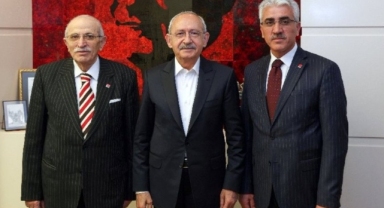 Kılıçdaroğlu eski AK Partili vekil ve oğluna CHP rozeti taktı