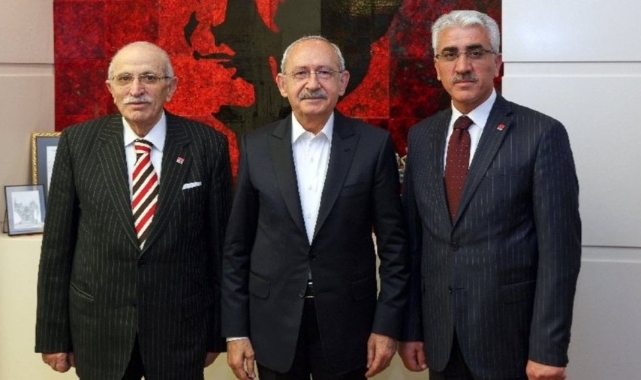 Kılıçdaroğlu eski AK Partili vekil ve oğluna CHP rozeti taktı
