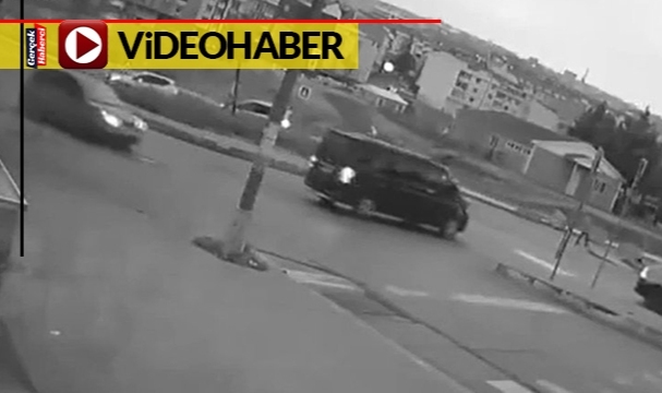 Kucağındaki çocuğuyla birlikte minibüsten düştü