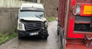 Maden işçilerini taşıyan minibüs tırla çarpıştı:6 yaralı