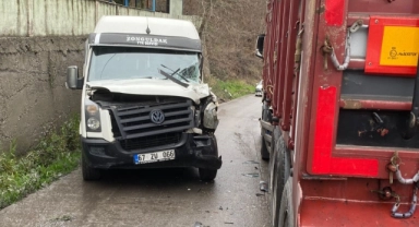 Maden işçilerini taşıyan minibüs tırla çarpıştı:6 yaralı  