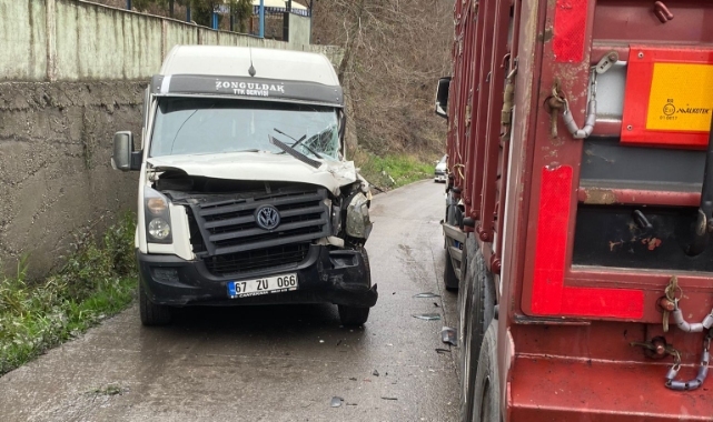 Maden işçilerini taşıyan minibüs tırla çarpıştı:6 yaralı  