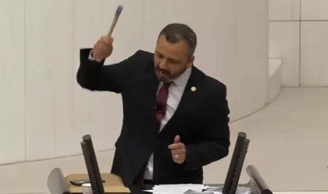 Meclis'te çekiçle cep telefonunu kıran CHP'li Burak Erbay'a, "kürsüye zarar vermekten" dava