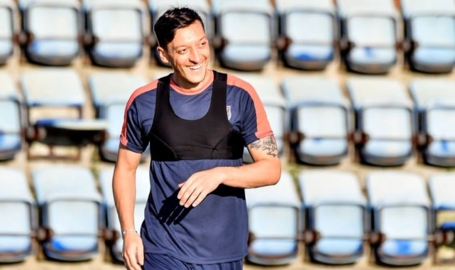 Mesut Özil futbol kariyerine nokta koyduğunu açıkladı