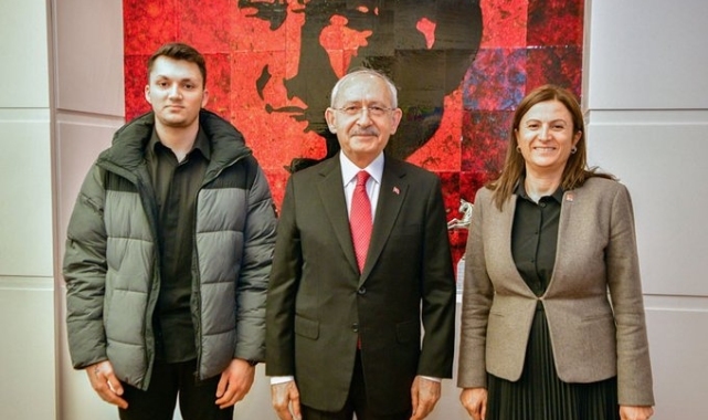 Öldürülen eski Diyarbakır Barosu Başkanı Tahir Elçi’nin eşi Türkan Elçi, CHP'ye katıldı: Rozetini Kılıçdaroğlu taktı