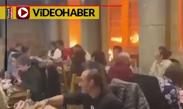 Paris'ten eylem manzaraları: Sokaklar yanarken yemek yemeye devam ettiler