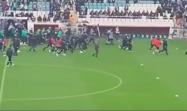 Provokasyon sahaya taştı: Amedspor futbolcularına saldırı