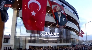 Saadet Partisi’ne bayraklar asıldı