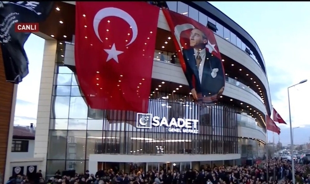 Saadet Partisi’ne bayraklar asıldı
