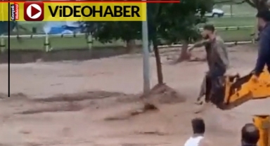 Selde mahsur kalanları iş makineleri ve iplerle kurtardılar