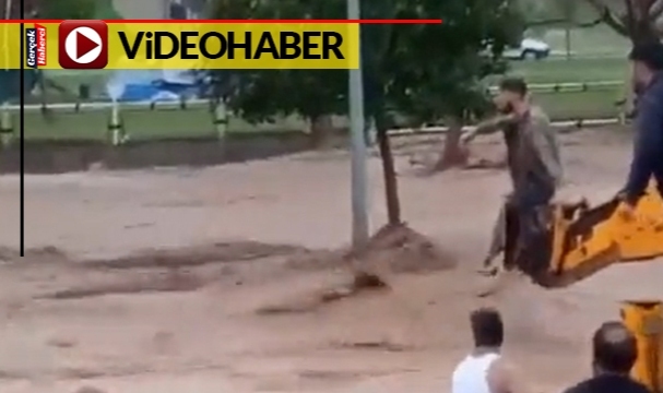 Selde mahsur kalanları iş makineleri ve iplerle kurtardılar