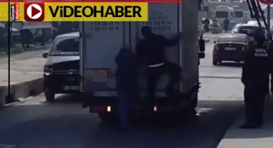Üst geçide sıkışan araca müdahale eden vatandaşlar izleyenleri güldürdü