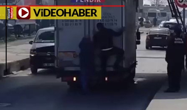 Üst geçide sıkışan araca müdahale eden vatandaşlar izleyenleri güldürdü