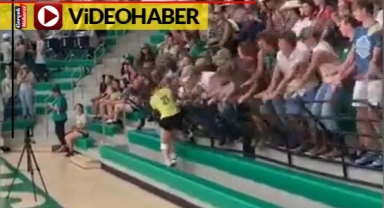 Voleybol maçında tribün yıkıldı... Seyirciler yerle bir oldu