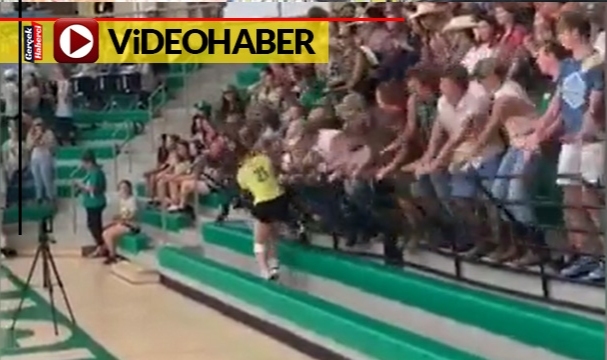 Voleybol maçında tribün yıkıldı... Seyirciler yerle bir oldu