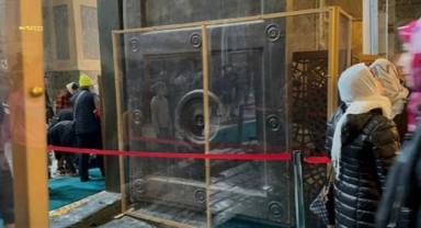 Ayasofya'nın 'İmparatorluk Kapısı'na cam bölmeli koruma