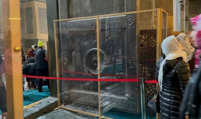 Ayasofya'nın 'İmparatorluk Kapısı'na cam bölmeli koruma