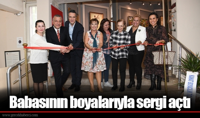 Babasının boyalarıyla sergi açtı