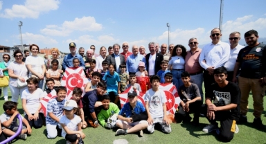 Bornova'da gökyüzü uçurtmalara sahne oluyor