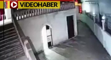 Cami minaresine isabet eden yıldırım böyle görüntülendi