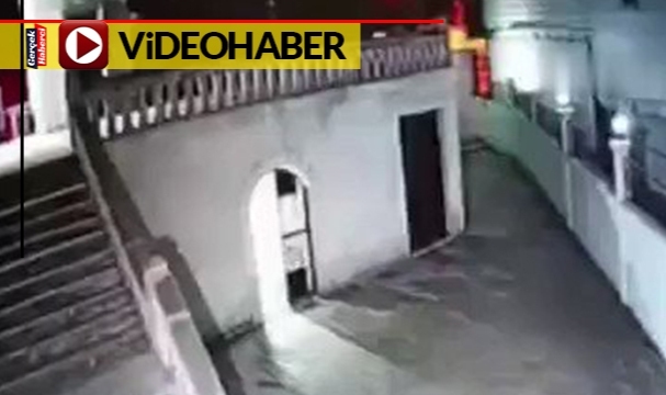 Cami minaresine isabet eden yıldırım böyle görüntülendi