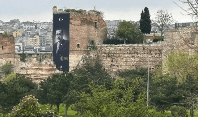 Cumhurbaşkanı Erdoğan'ın İstanbul'un tarihi surlarına asılan yasa dışı pankartı kaldırıldı
