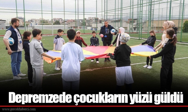  Depremzede çocukların yüzü güldü