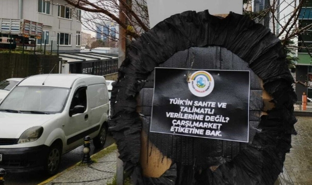 Emekliler, TÜİK önüne siyah çelenk bıraktı: Sahte ve talimatlı verilerine değil; çarşı, market etiketine bak