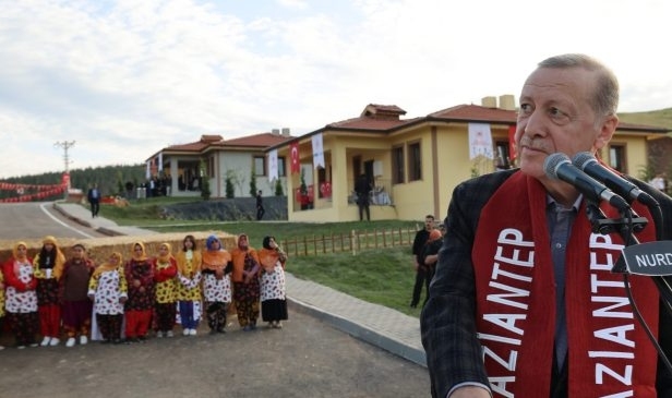 Erdoğan’dan deprem bölgesindeki çiftçilere yeni vaat: Sıfır faizli hayvancılık kredisi