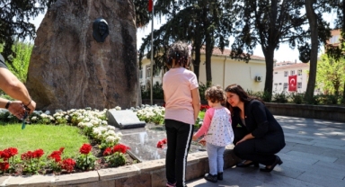 Gökçen, Zübeyde Hanım'ın anıt mezarını ziyaret etti