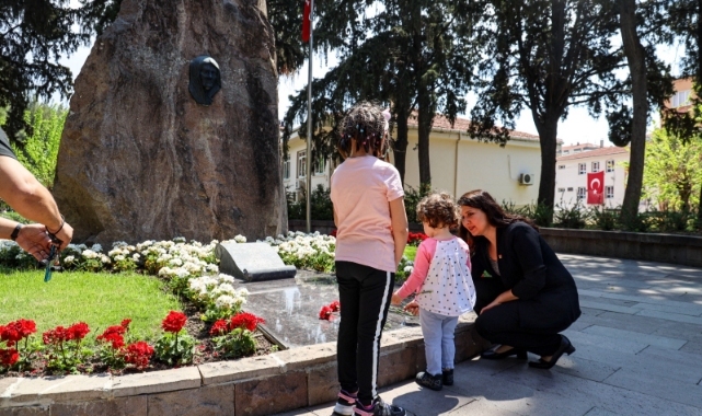Gökçen, Zübeyde Hanım'ın anıt mezarını ziyaret etti