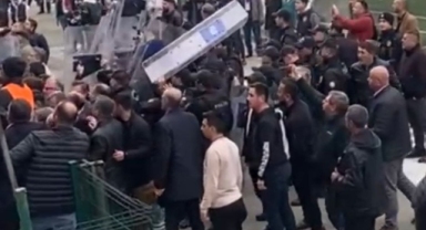 Hopaspor taraftarları AKP Artvin Milletvekili Adayı Faruk Çelik'i stadyumdan kovdu