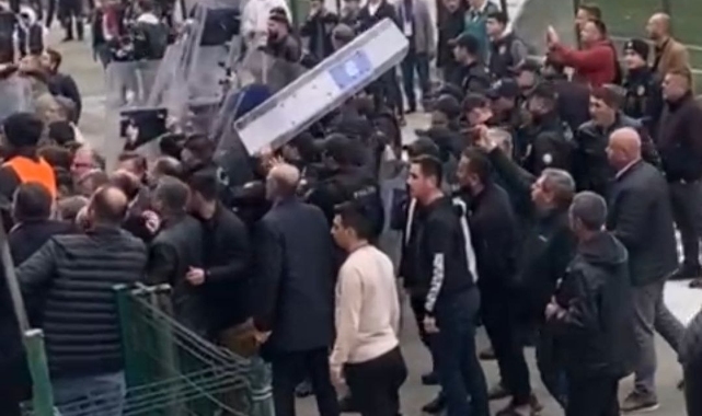 Hopaspor taraftarları AKP Artvin Milletvekili Adayı Faruk Çelik'i stadyumdan kovdu