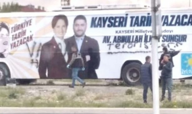 İYİ Parti seçim otobüsüne spreyle “vatan haini teröristler” yazdılar