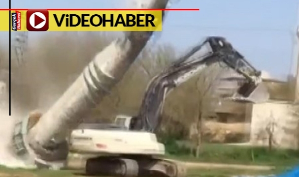 Kontrollü yıkımı yapılan minare kepçenin üzerine devrildi! Operatör feci şekilde can verdi