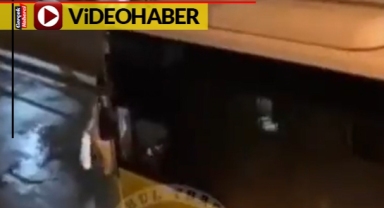 Korna seslerine aldırmadı, otobüsün önünden yürümeyi sürdürdü