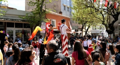 Kuşadası Belediyesi'nin 'Mutlu Çocuklar Karnavalı' çocukların ilgi odağı oldu